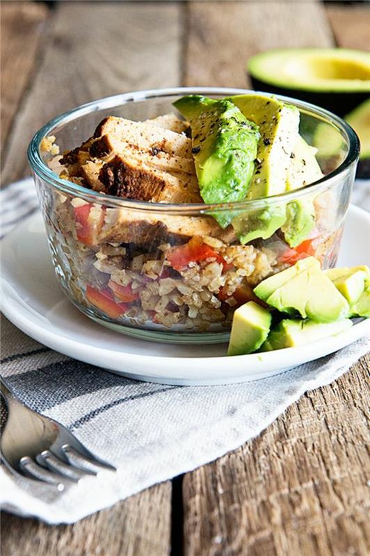Vähähiilihydraattinen ruokavalio Hiilihydraattivapaa ruokavalio Quinoa -avokadosalaatti