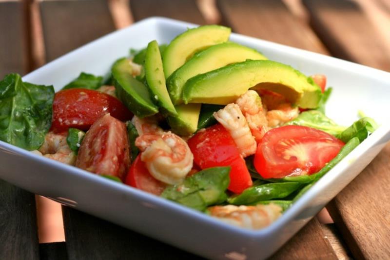 Vähähiilihydraattinen ruokavalio Ruokavalio ilman hiilihydraatteja Salaatti avokadon ja katkarapujen kanssa