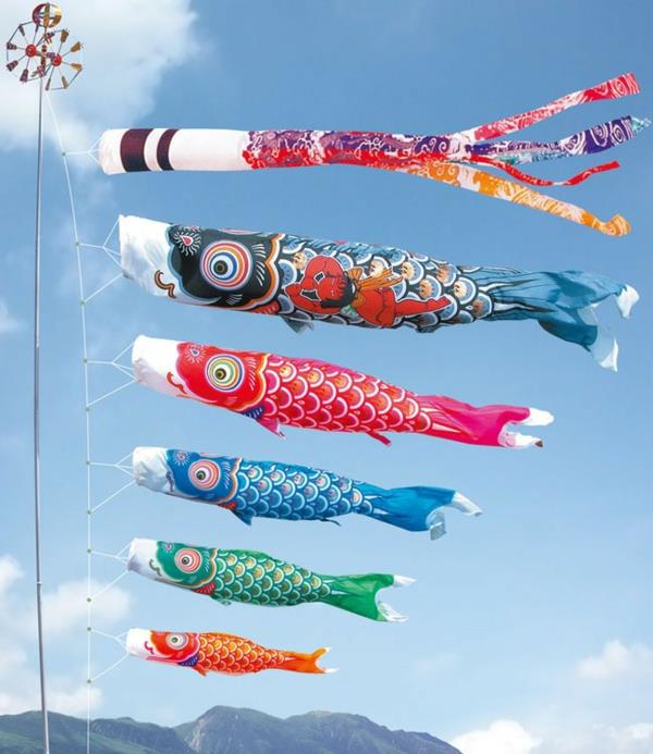Koinoborin lentävät kalat valmistavat japanilaisia ​​tuulipukkeja