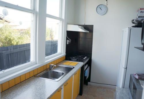 kompakti keittiökalusteet suunnittelee ikkunat päivänvalon keltaisia ​​yksityiskohtia