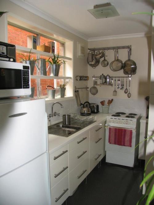 Kompaktit keittiökalusteet kirkkaat valkoiset kalusteet pesuallas keittiön kisko