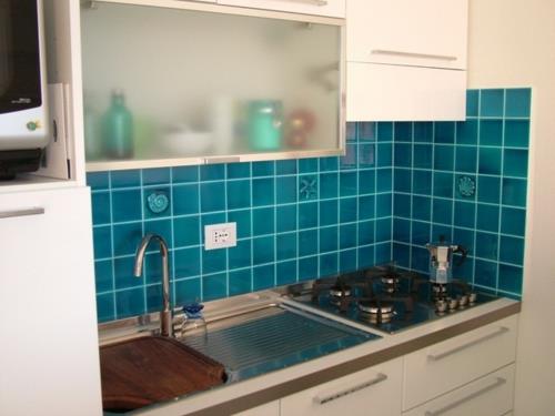 kompakti keittiökalusteet tummansiniset laatat keittiön takaseinä