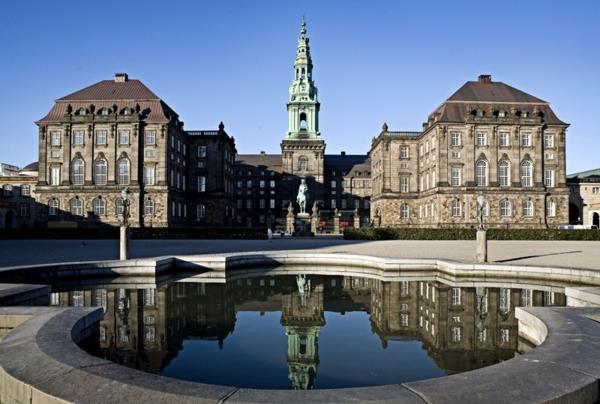 Kööpenhaminan nähtävyydet Christiansborgin linnan puutarhalampi