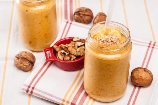 Kurpitsa smoothie herkullista ja terveellistä pähkinöiden kanssa voimajuoma