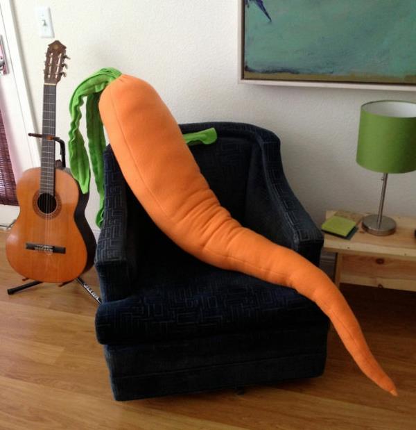 Luova-heittää-tyyny-ja-tyyny-porkkana