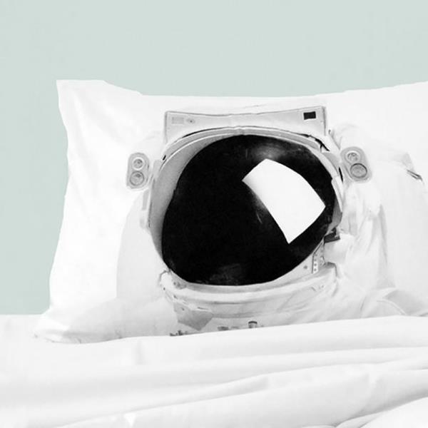 Luova-heittää-tyyny-ja-tyyny-kosmonautti