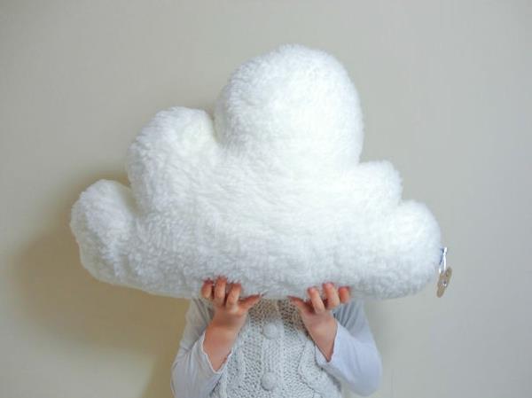Luova-heittää-tyyny-ja-tyyny-pilvi