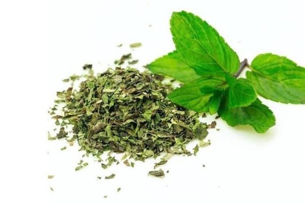 Yrtit Detox Mint -aromaattiselle teelle selkeisiin ajatuksiin