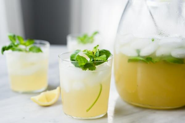 Yrttilimonadi Valmista limonadi yrteillä