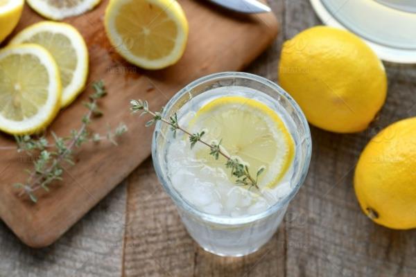 Valmista yrttilimonadi itse Valmista limonadi yrteillä