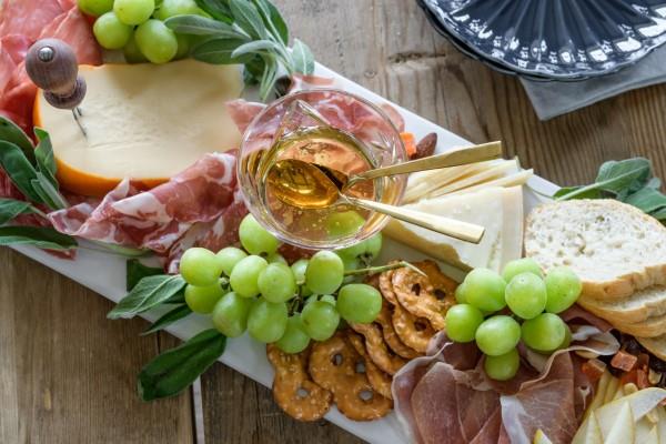 Juustolautasen koristelu - vinkkejä täydelliseen italialaisen juustolautasen alkuun