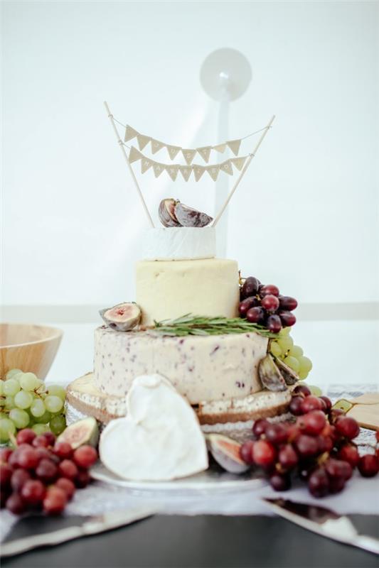 Juustolautasen koristelu - vinkkejä täydelliseen juustokakun hääjuhlaan