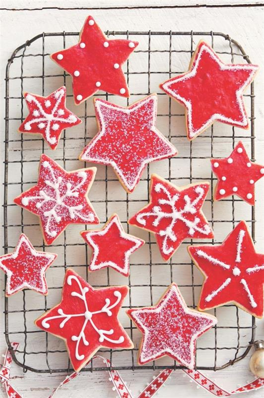 Herkullisia evästereseptiideoita nautinnolliseen joulun punaisen tähden koristeluun, elintarvikevärilasiteeseen