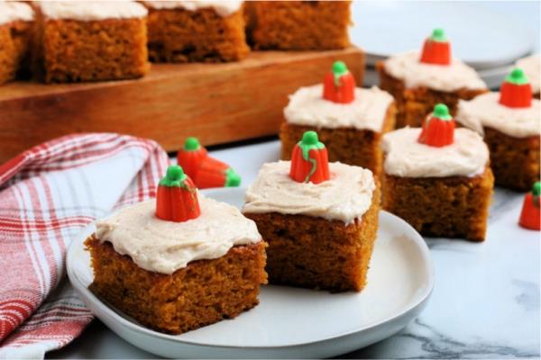 Herkullisia ja nopeita Halloween -reseptejä, jotka lumovat kurpitsakakut kermalla