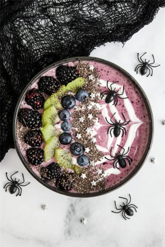 Herkullisia ja nopeita Halloween -reseptejä, jotka hurmaavat smoothie -kulhoon kulhon hedelmähämähäkinverkkoa