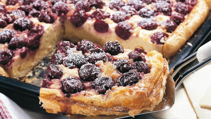 Kakkureseptit laihtumiseen Kirsikkahiivakakku Kesäkakkujen klassikko