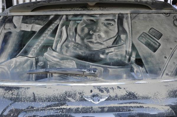 Taidetta pölyn auton ikkunoista kosmonautti