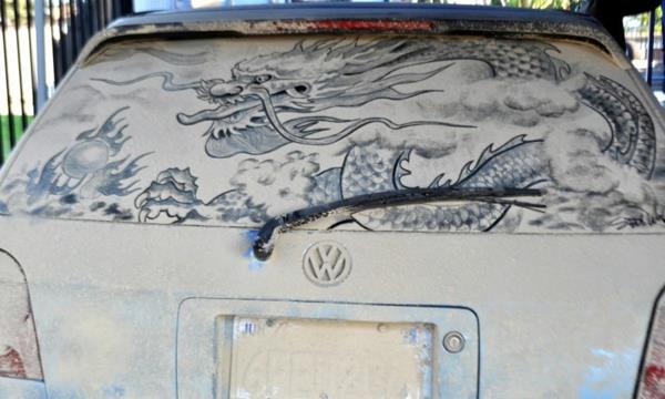 Taidetta pölystä likaiset auton ikkunat japanilainen lohikäärme
