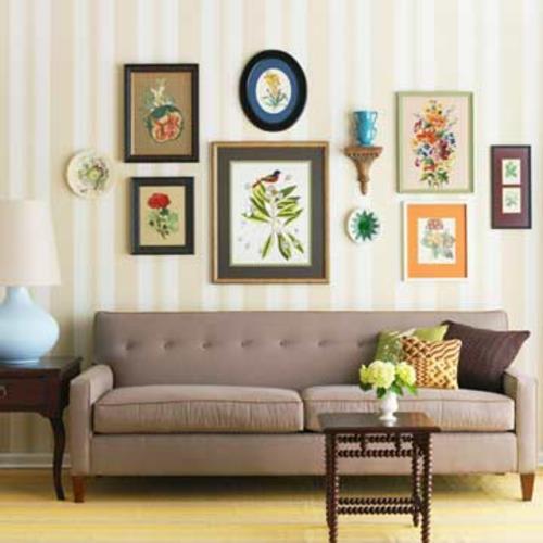 Koristeellinen viileä olohuone, jossa sohvan ruskeat kuvat raidallinen seinä