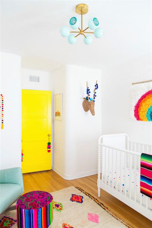 Värikkäitä lastenhuoneen aksentteja kyllästetyissä väreissä