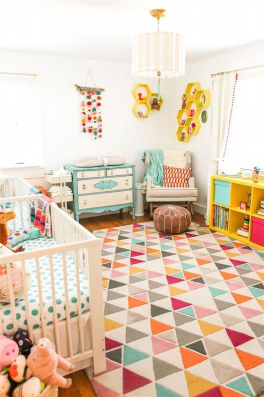 Värikäs vauvan sänky värikäs matto jakkara seinäkoriste liikaa värejä