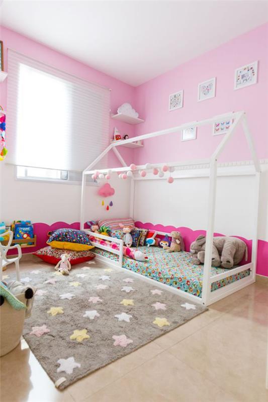 Värikäs vauvan huone vaaleanpunainen ja harmaa yhdistelmänä harmaan maton vaaleanpunaiset seinät tyynyt leikkialue