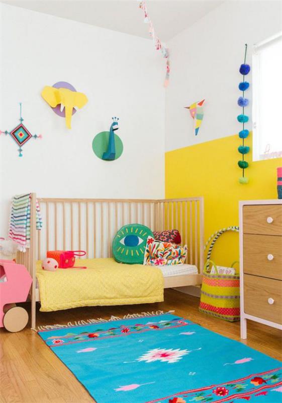 Värikäs vauvan huone sininen matto keltainen seinä huoneen sisustus vuode värikäs tyynyt vauvan lelut