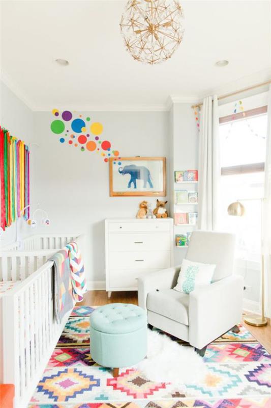 Värikäs vauvan huone värikäs matto valkoinen sänky nojatuoli