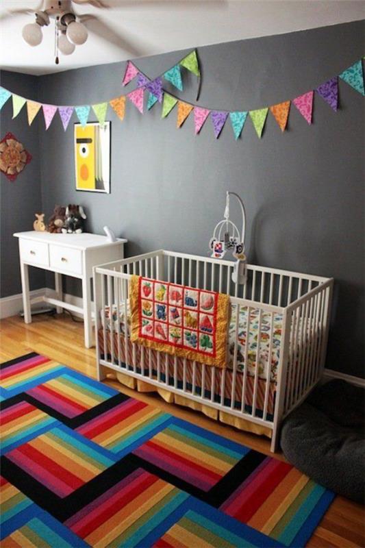 Värikäs vauvan huone tummanharmaa seinä maustaa värikkäitä seppeleitä värikäs matto