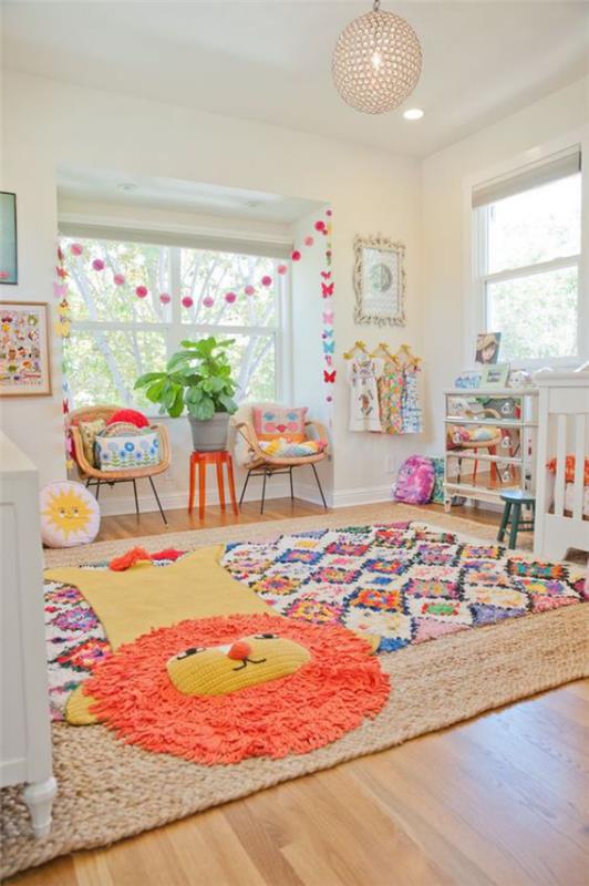 Värikäs vauvahuone luo kodikkaan tunnelman pehmeillä matoilla