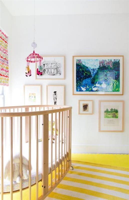 Värikäs vauvan huone keltainen ja valkoinen matto raidoina seinämaalaukset kaunis sisustus