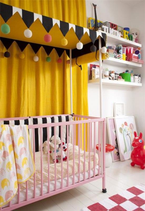 Värikäs vauvan huone keltaiset verhot seppele vaaleanpunainen sänkyhylly lelut