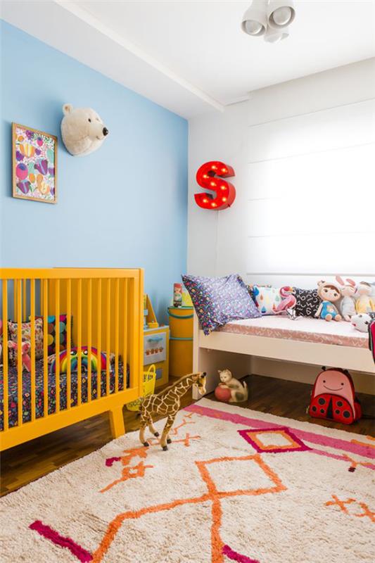 Värikäs vauvan huone keltainen pinnasänky sininen seinä valkoinen seinä pehmeä matto seinän koristekirje