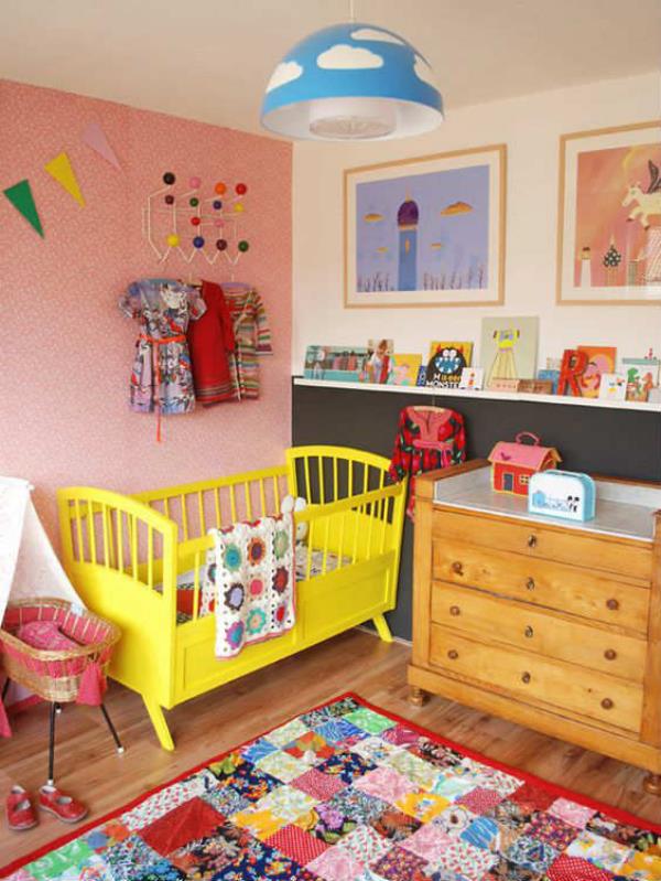 Värikäs vauvan huone keltainen pinnasänky välttää liikaa värejä