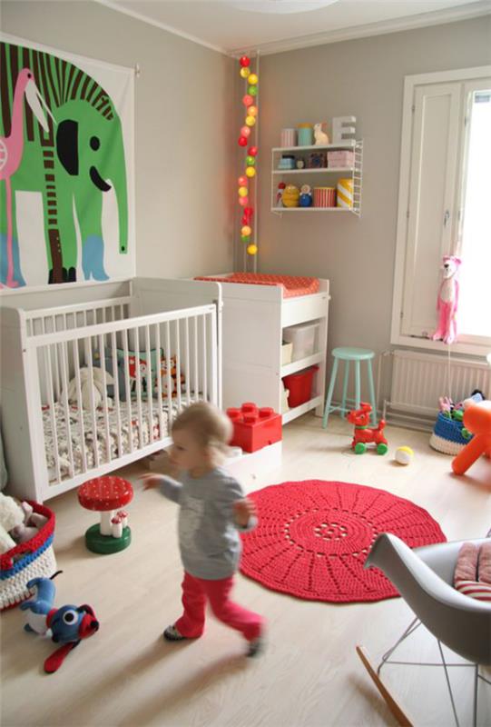 Sekalainen vauvan huone punainen pyöreä matto neulottu vauvan lelujen seinäkoriste