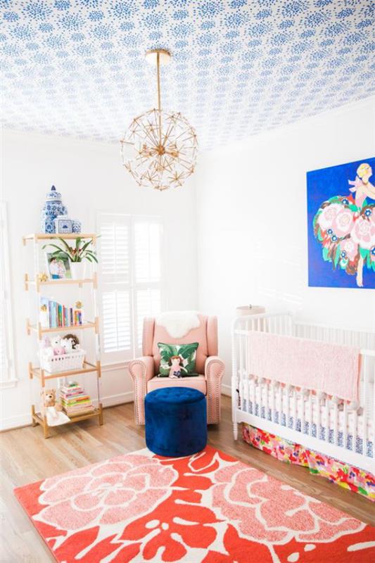 Värikäs vauvan huone mukava tunnelma tummansininen jakkara seinämaalaus vaaleanpunainen aksentti