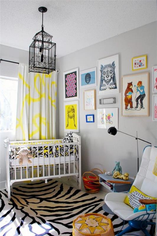 Värikäs vauvahuone, pehmeä, hienoksi kuvioitu matto, lasten piirustukset seinäkoristeeksi