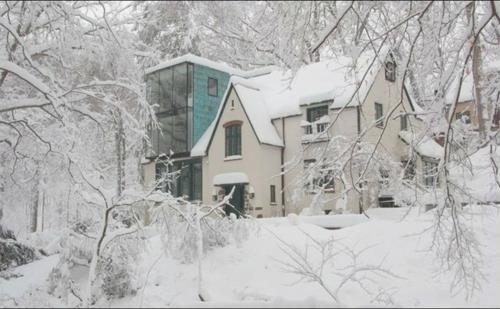Kupari arkkitehtuurin julkisivussa ruostumatonta terästä houkutteleva talvitalo