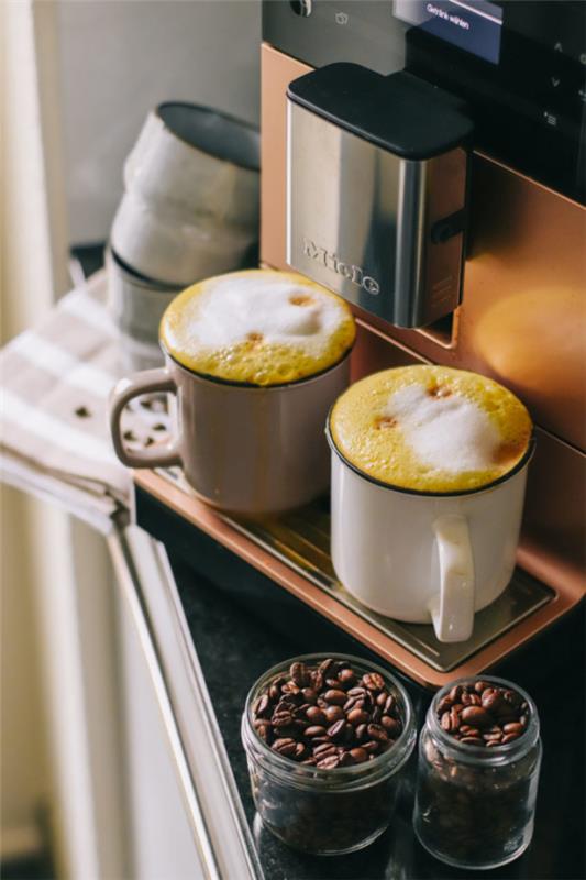 Kurkumakahvi Kultainen maito keltainen juoma espressoa suoraan kahvinkeittimestä