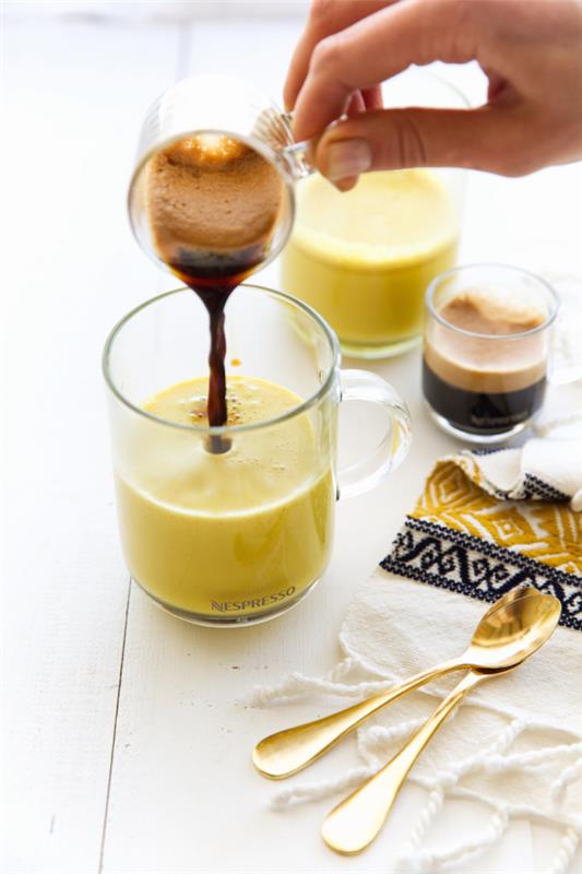 Kurkumakahvi Valmista kultainen maito ja lisää espresso ja uusi kahvijuoma on valmis