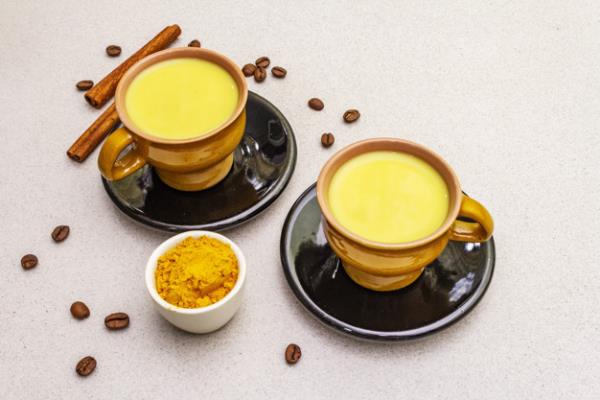Kurkuma kahvi keltainen, aromaattinen, herkullinen maku, kanelitangot