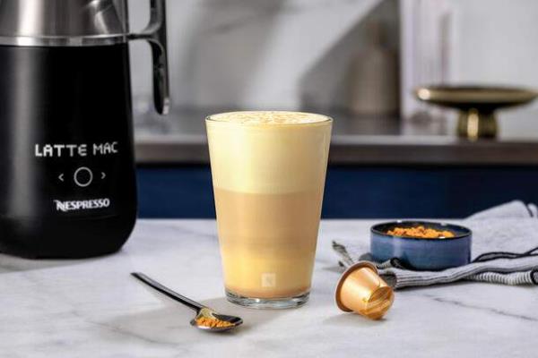 Kurkumakahvia kerroksittain, paljon vaahtoa päälle, espressoastia sen vieressä
