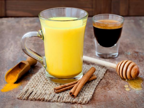 Kurkumakahvi makeuttaa maun mukaan hunajalla tai taatelisiirapilla terveellisellä tavalla ja saa paljon kahvia