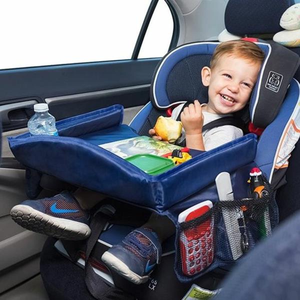 Lyhyt matka lapsen kanssa Vinkkejä Automatkat lasten kanssa onnellinen lapsi autossa