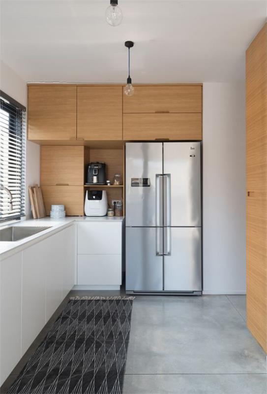 Vaaleasta puusta valmistetut L-keittiön seinät voidaan helposti yhdistää harmaan hopeanväriseen jääkaappiin