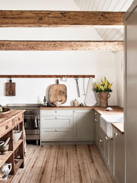 L-keittiö retro-tyyliin paljon puulattia keittiösaari työtaso hyllyt kattopalkit