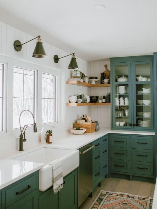 L-keittiö valkoisessa ja smaragdinvihreässä mielenkiintoisessa värikontrastissa retro-design-hyllykaapin riippuvalaisimet