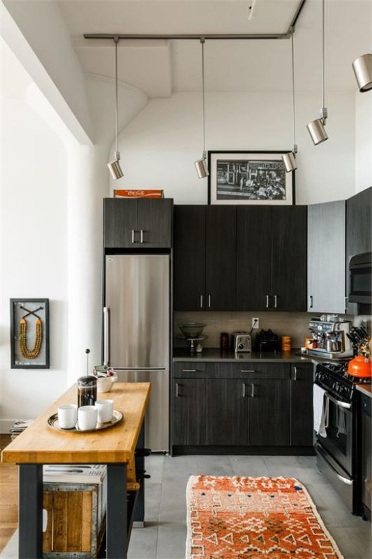 L-keittiön moderni keittiösuunnittelu L-muotoisissa tummanruskeissa kaappeissa hopea jääkaappi ruokapöytä vieressä