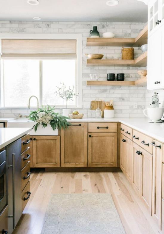 L-keittiön tyylikäs keittiösuunnittelu maalaistyylisissä puukaappien lattiassa, joka on valmistettu puuhyllyistä tiiliseinäinen keittiösaari