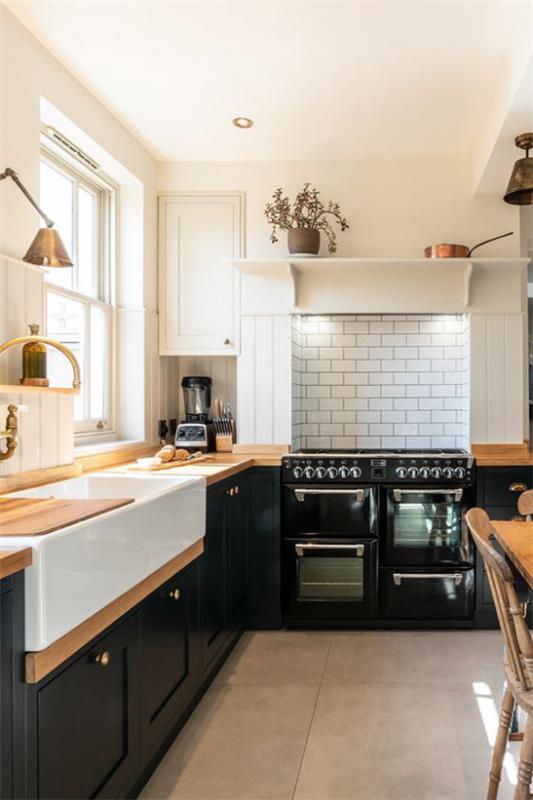 L-keittiö kaunis keittiön muotoiluikkuna kaksi uunia integroitu liesituuletin ruskea beige valkoinen